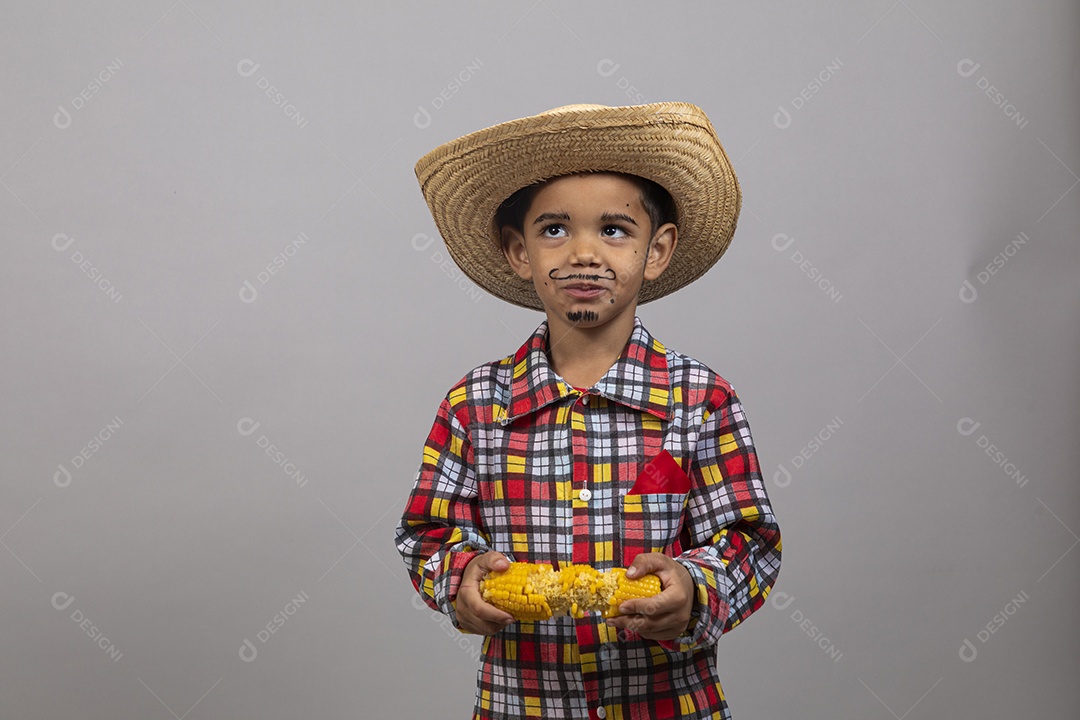 Garotinho usando roupas típicas festa junina sobre fundo isolado