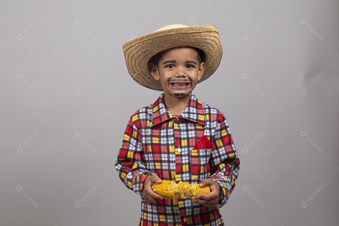 Garotinho usando roupas típicas festa junina sobre fundo isolado