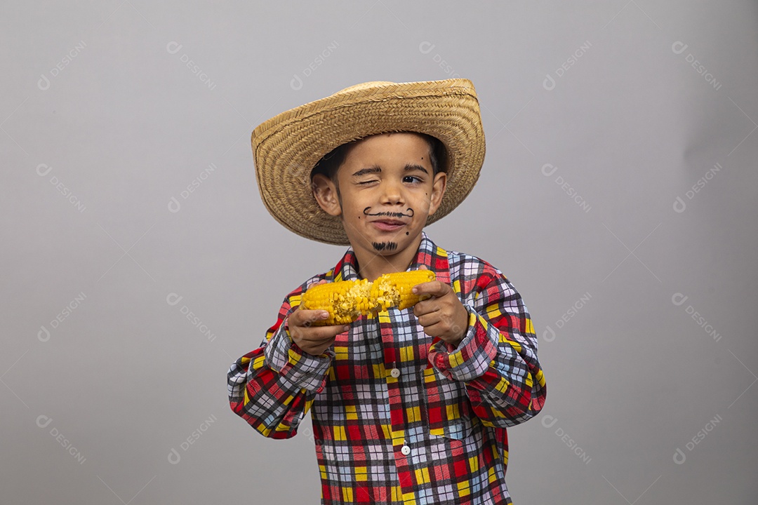 Garotinho usando roupas típicas festa junina sobre fundo isolado