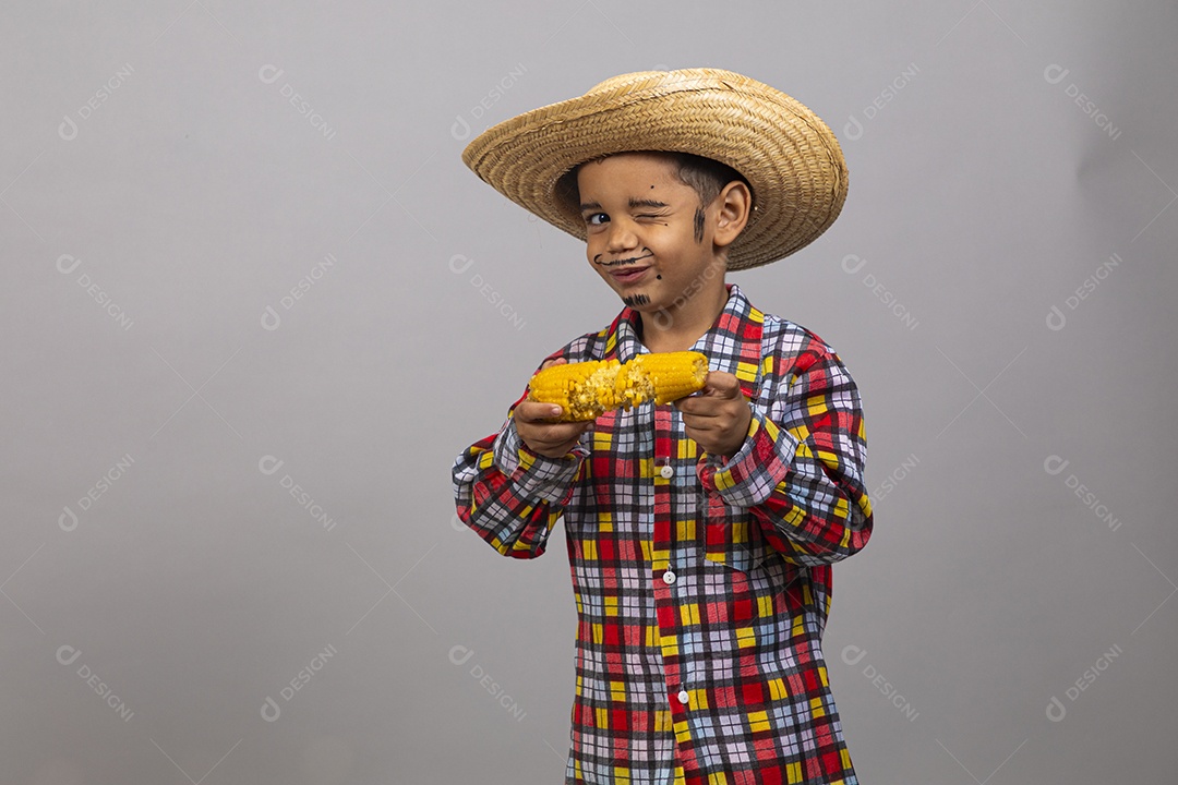 Garotinho usando roupas típicas festa junina sobre fundo isolado
