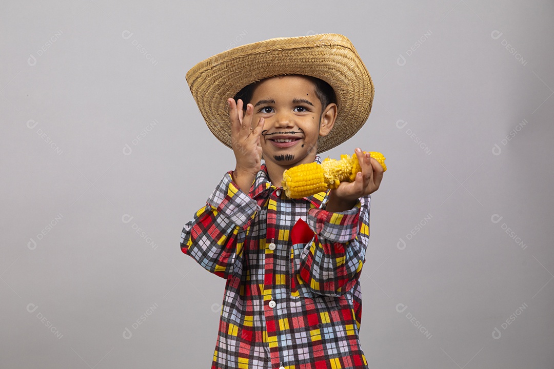 Garotinho usando roupas típicas festa junina sobre fundo isolado