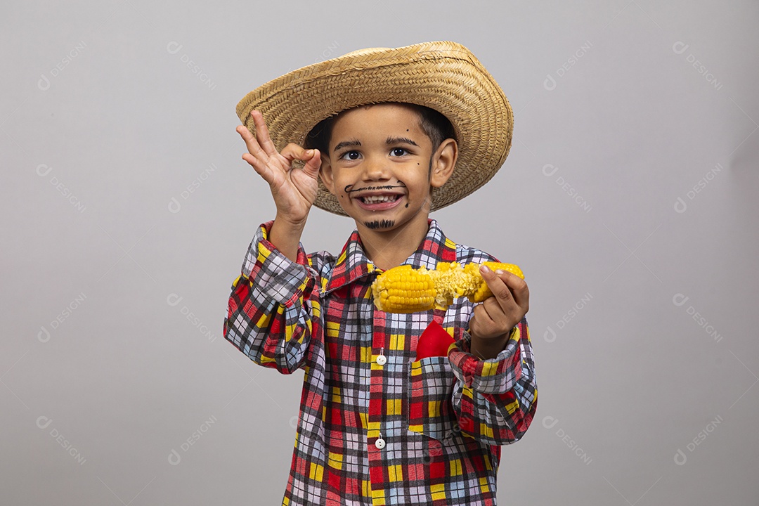 Garotinho usando roupas típicas festa junina sobre fundo isolado