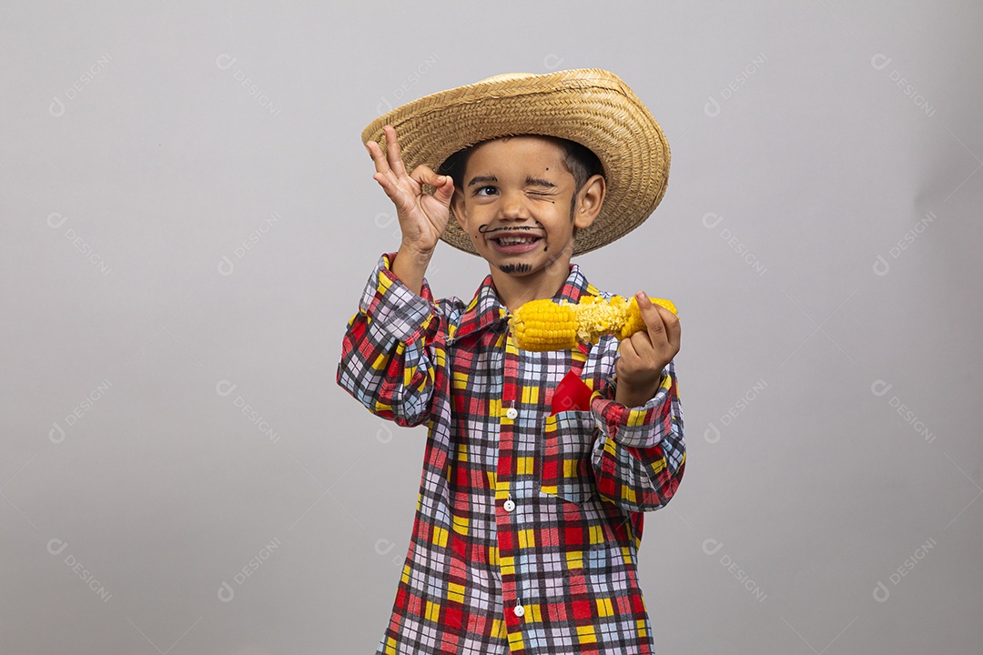 Garotinho usando roupas típicas festa junina sobre fundo isolado