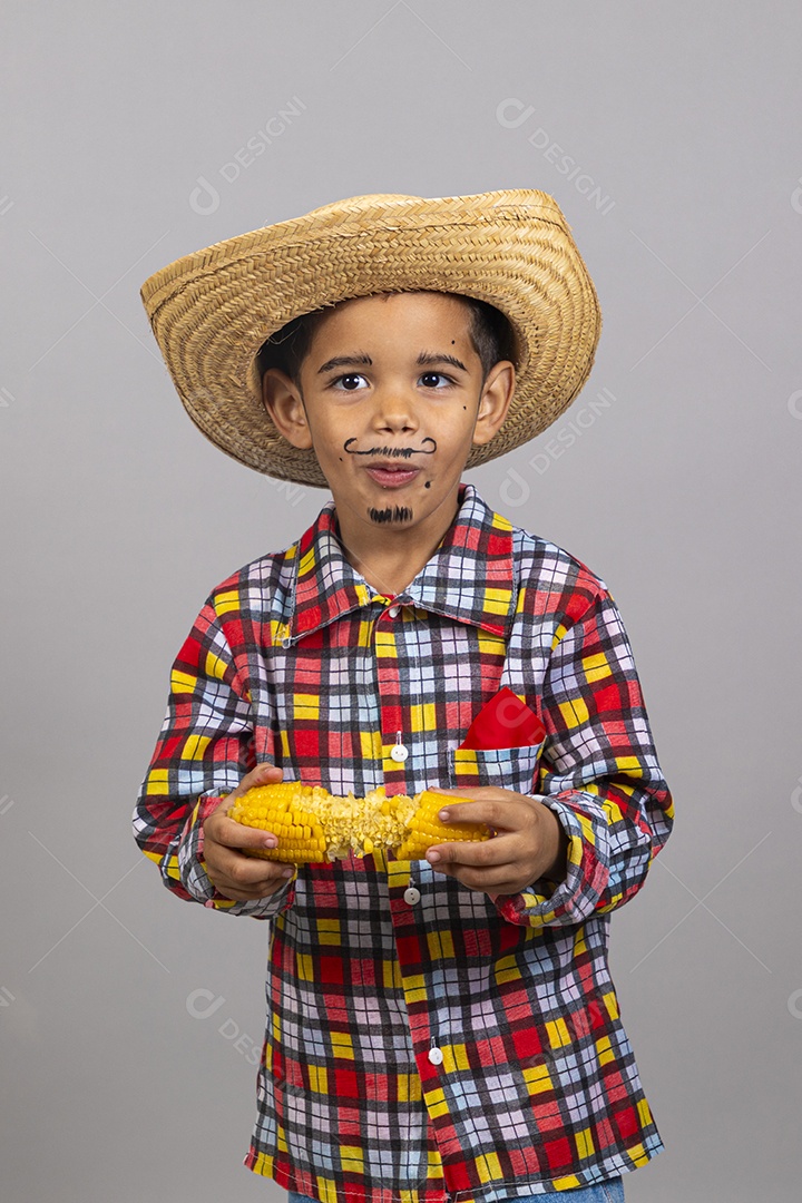 Garotinho usando roupas típicas festa junina sobre fundo isolado
