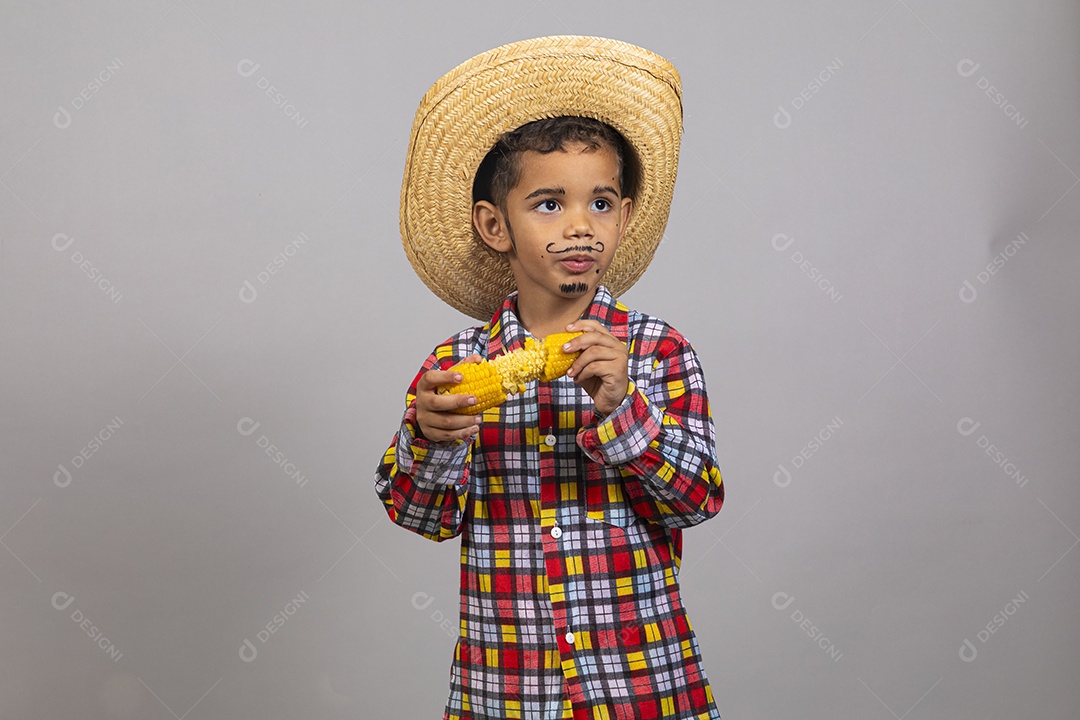 Garotinho usando roupas típicas festa junina sobre fundo isolado
