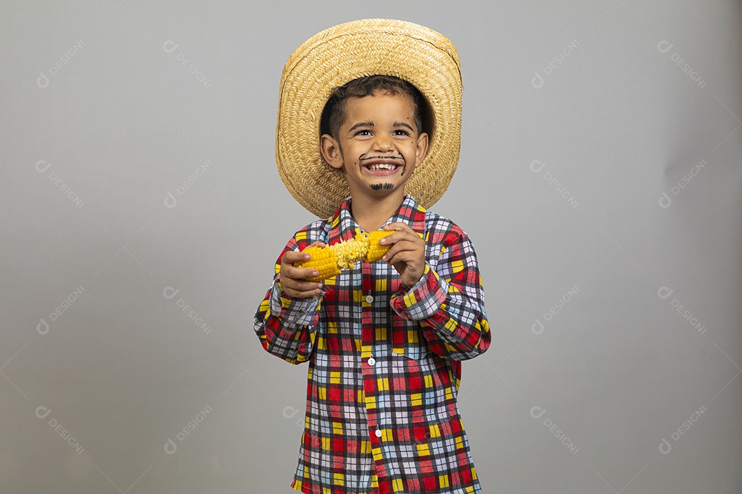 Garotinho usando roupas típicas festa junina sobre fundo isolado