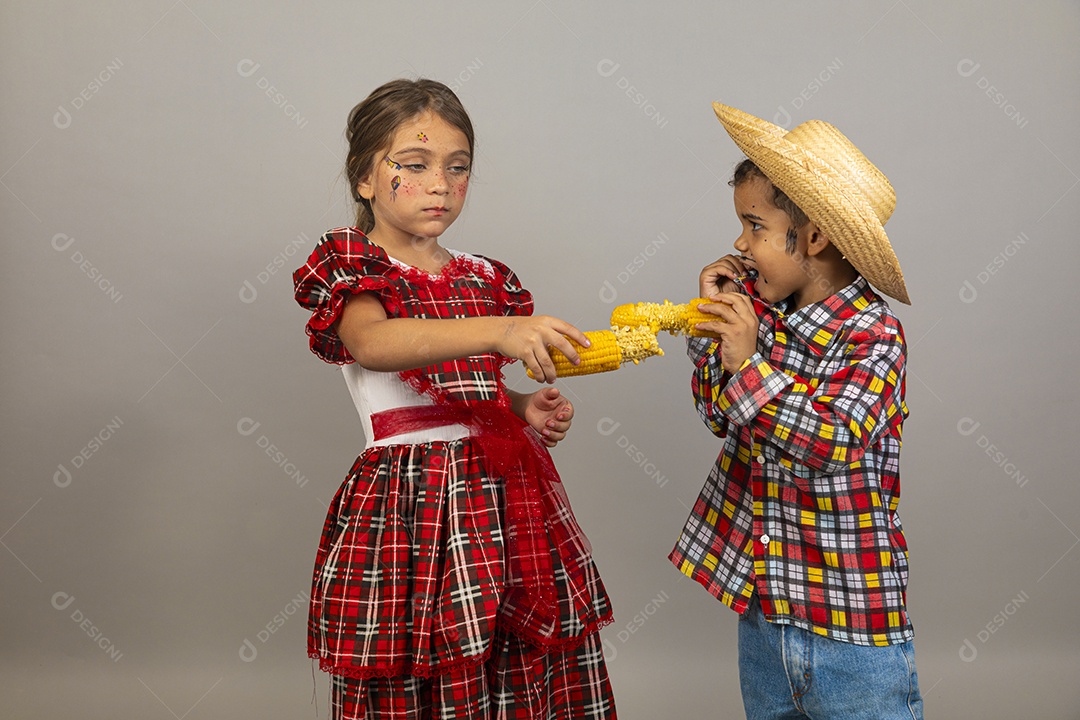 Crianças lindas usando roupas típicas festa junina sobre fundo isolado
