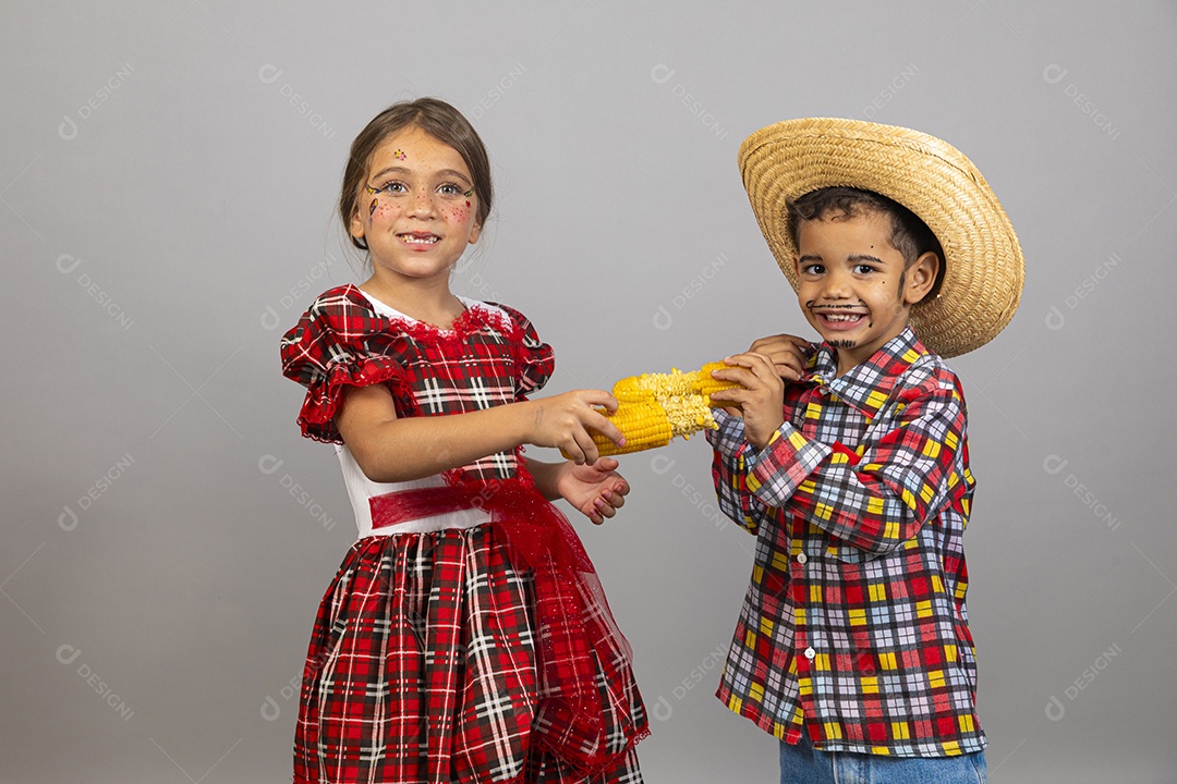 Crianças lindas usando roupas típicas festa junina sobre fundo isolado