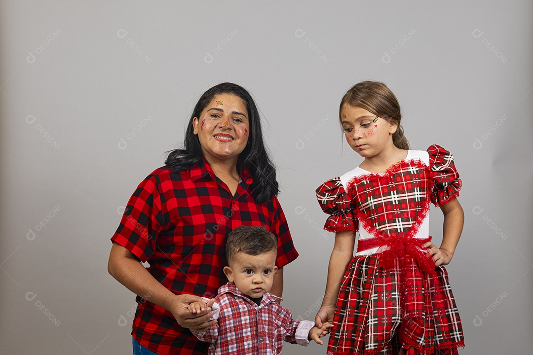 Linda mulher usando roupas típicas festa junina ao lado de seus filhos