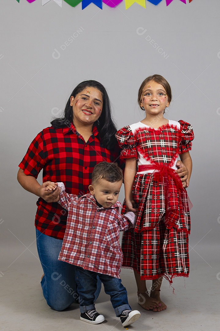 Linda mulher usando roupas típicas festa junina ao lado de seus filhos