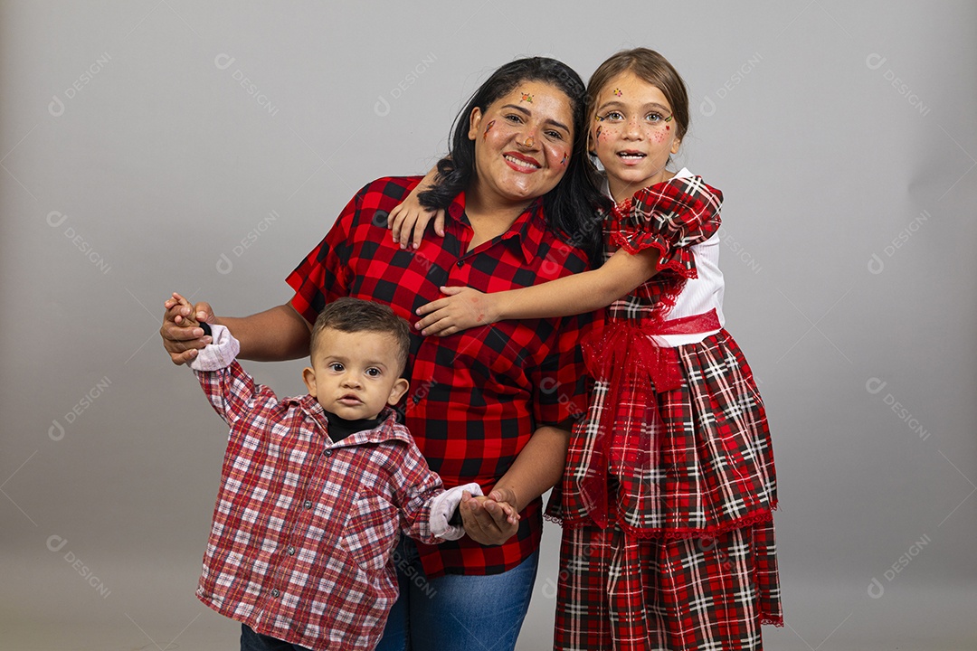 Linda mulher usando roupas típicas festa junina ao lado de seus filhos