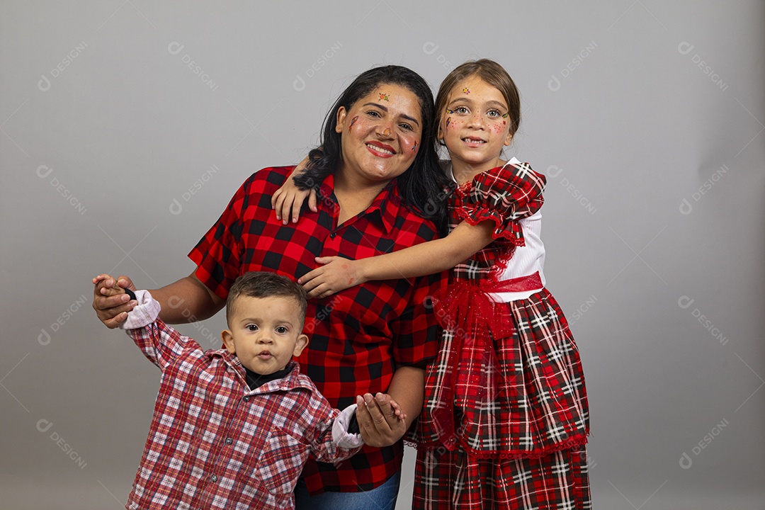 Linda mulher usando roupas típicas festa junina ao lado de seus filhos
