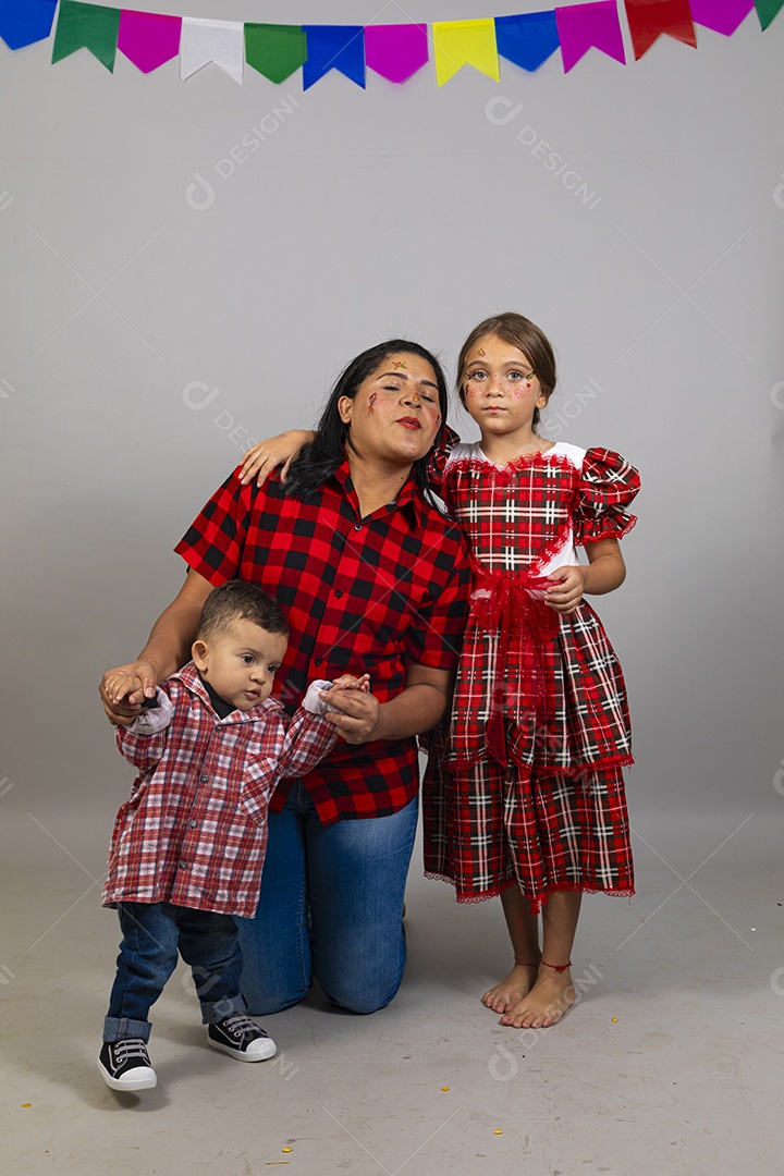 Linda mulher usando roupas típicas festa junina ao lado de seus filhos