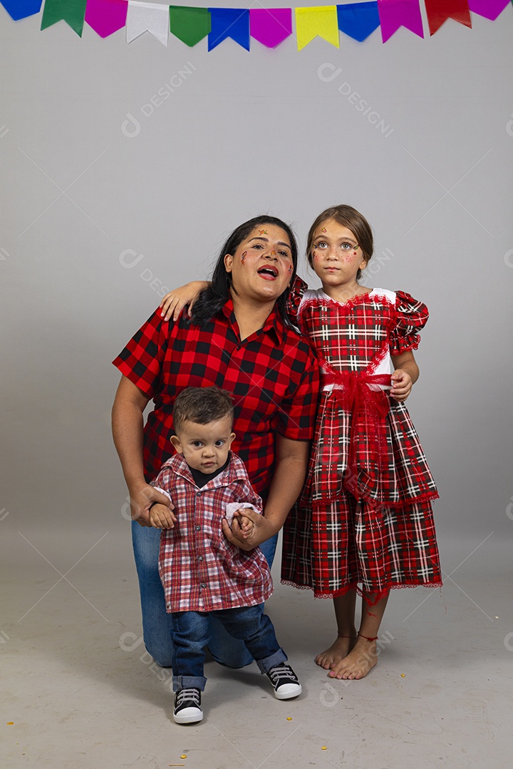 Linda mulher usando roupas típicas festa junina ao lado de seus filhos