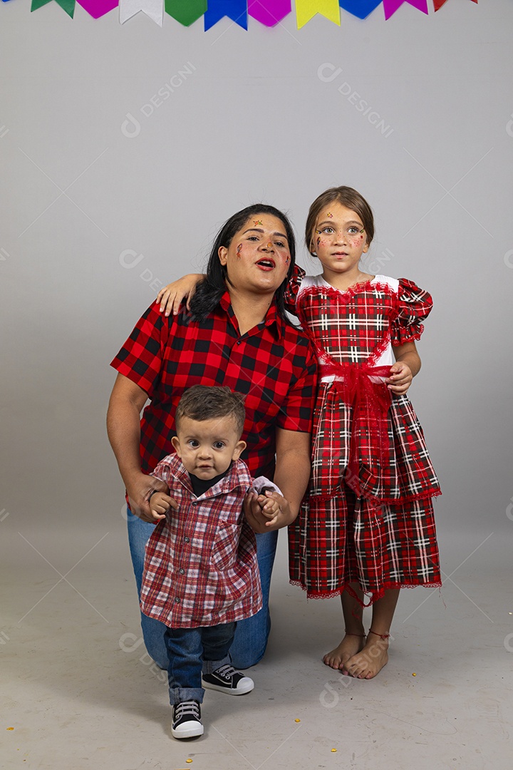 Linda mulher usando roupas típicas festa junina ao lado de seus filhos