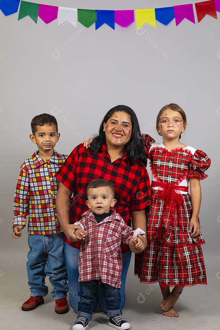 Linda mulher usando roupas típicas festa junina ao lado de seus filhos
