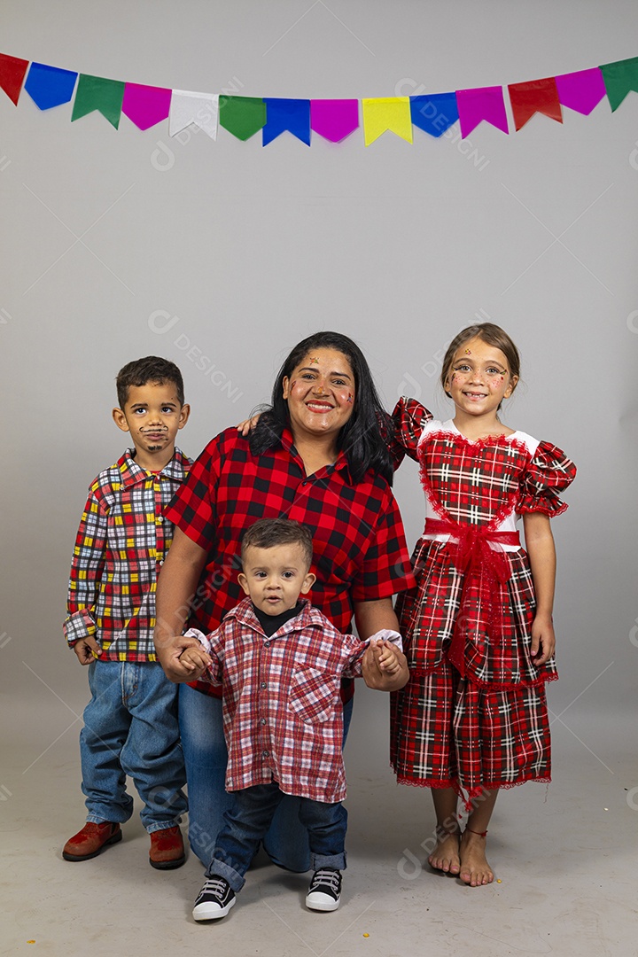 Linda mulher usando roupas típicas festa junina ao lado de seus filhos