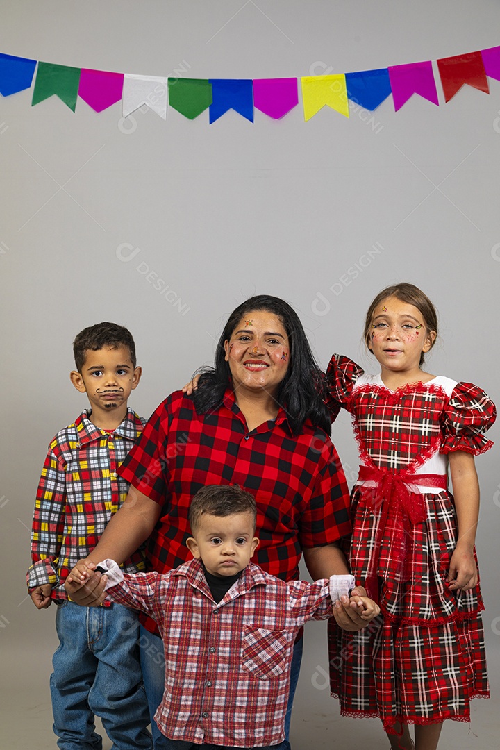 Linda mulher usando roupas típicas festa junina ao lado de seus filhos