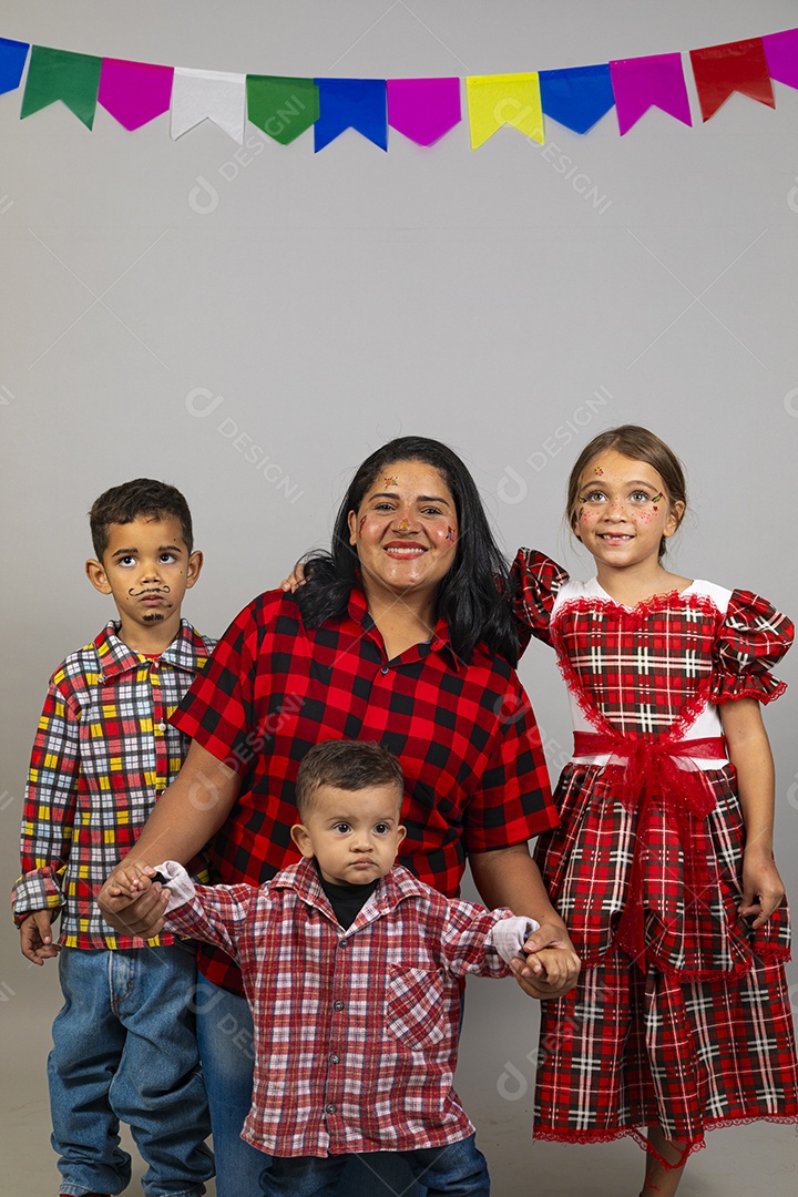 Linda mulher usando roupas típicas festa junina ao lado de seus filhos
