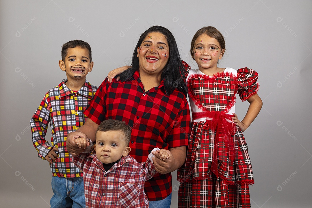 Linda mulher usando roupas típicas festa junina ao lado de seus filhos