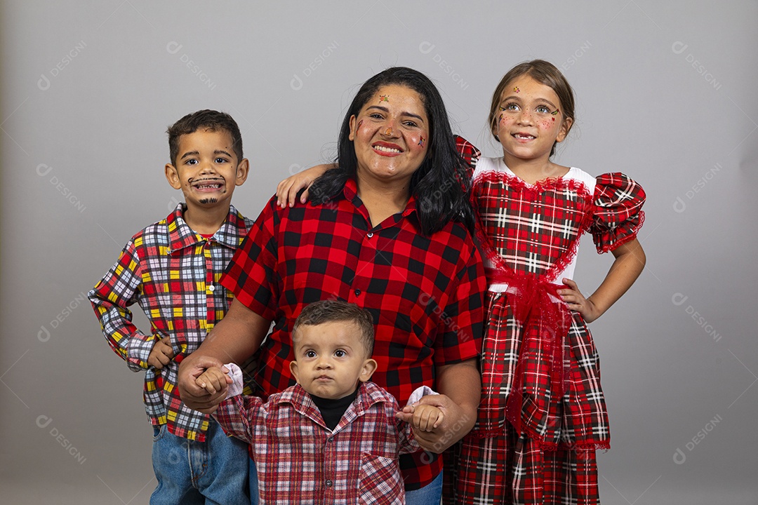 Linda mulher usando roupas típicas festa junina ao lado de seus filhos