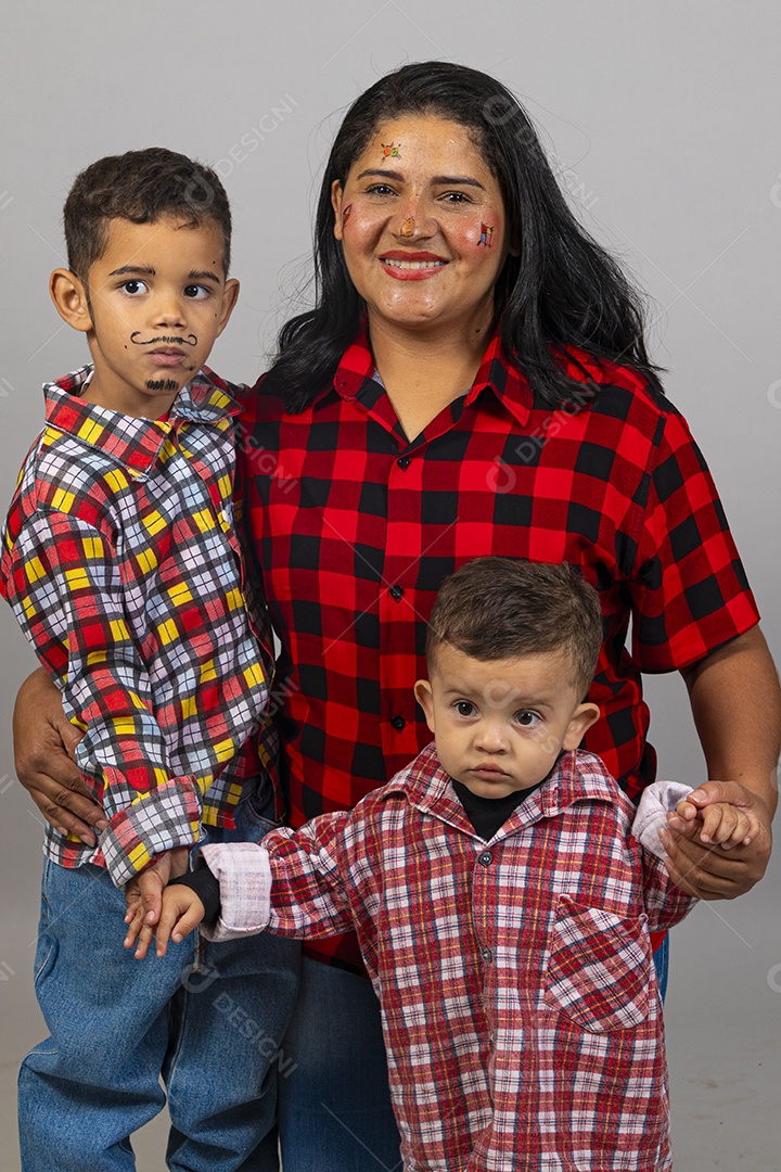 Linda mulher usando roupas típicas festa junina ao lado de seus filhos