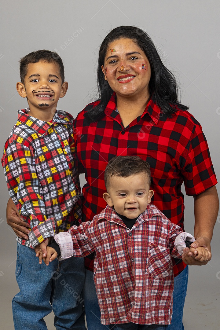 Linda mulher usando roupas típicas festa junina ao lado de seus filhos