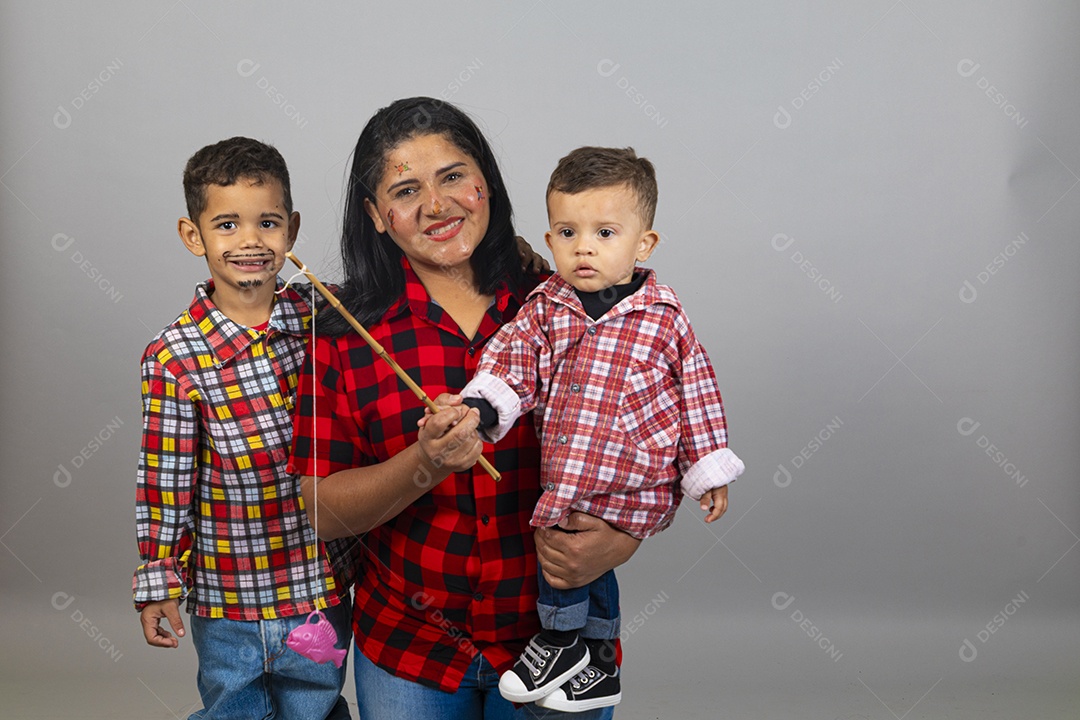 Linda mulher usando roupas típicas festa junina ao lado de seus filhos