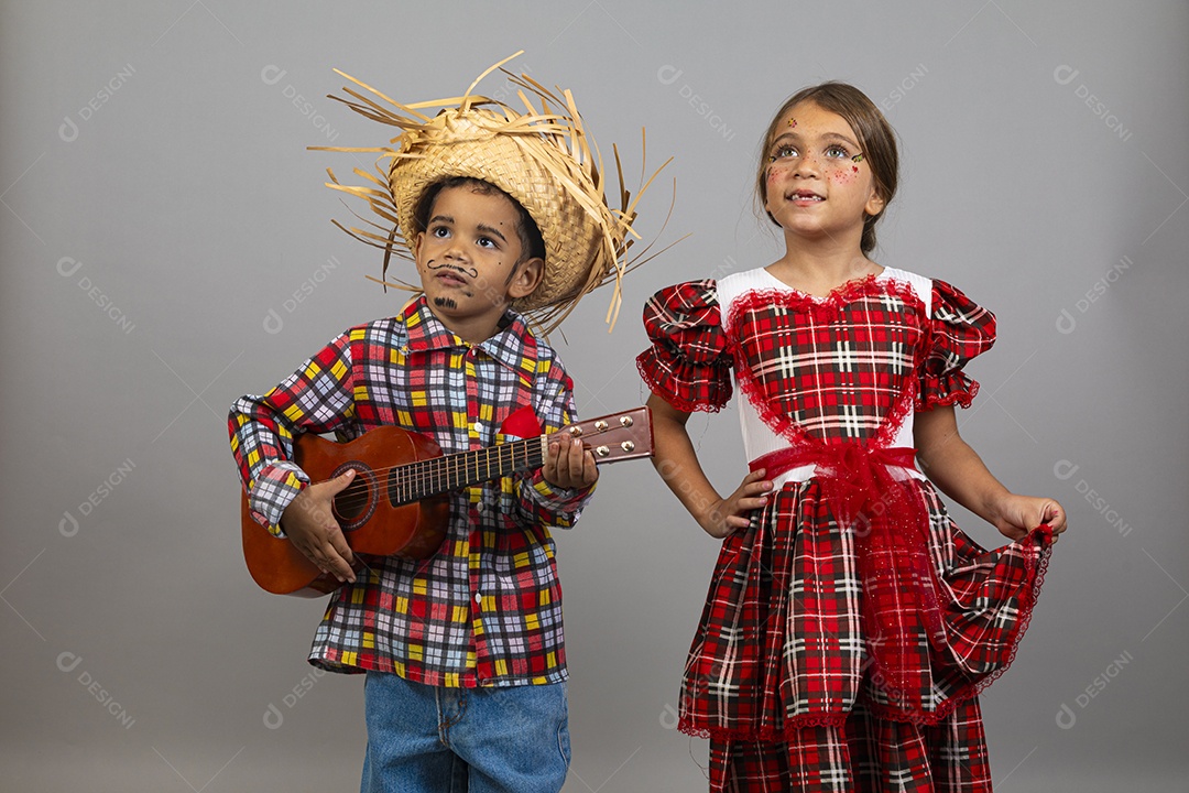 Crianças lindas usando roupas típicas festa junina sobre fundo isolado
