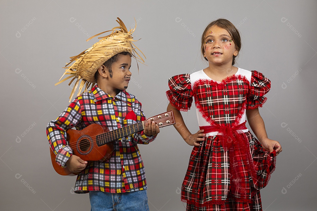 Crianças lindas usando roupas típicas festa junina sobre fundo isolado