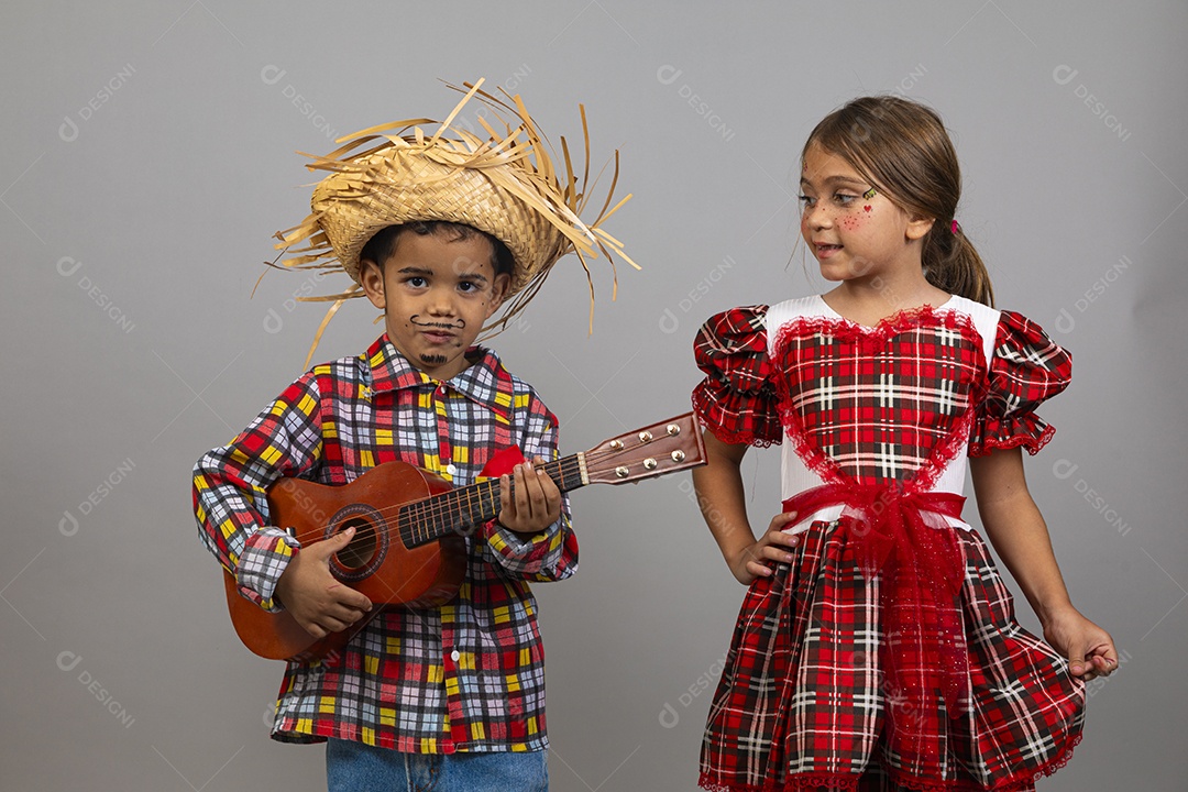 Crianças lindas usando roupas típicas festa junina sobre fundo isolado