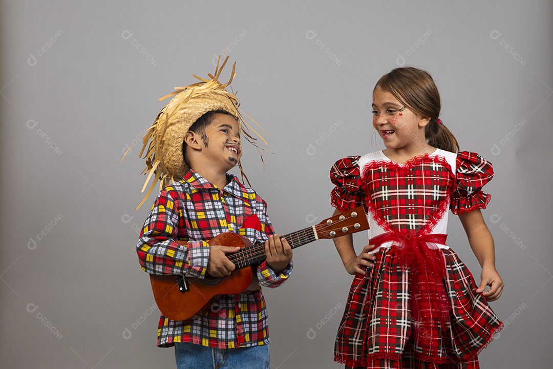 Crianças lindas usando roupas típicas festa junina sobre fundo isolado