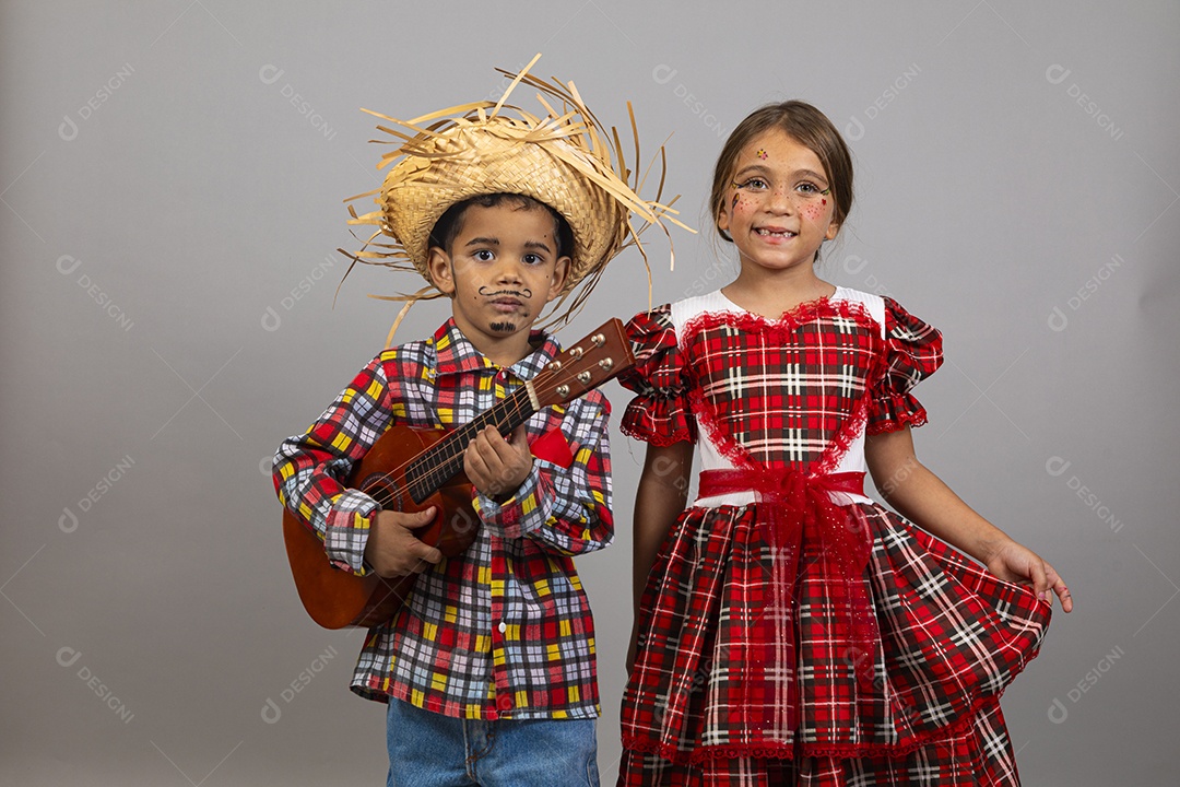 Crianças lindas usando roupas típicas festa junina sobre fundo isolado