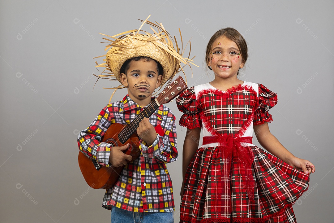 Crianças lindas usando roupas típicas festa junina sobre fundo isolado