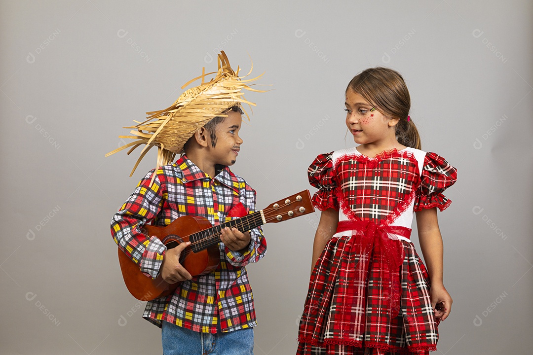 Crianças lindas usando roupas típicas festa junina sobre fundo isolado