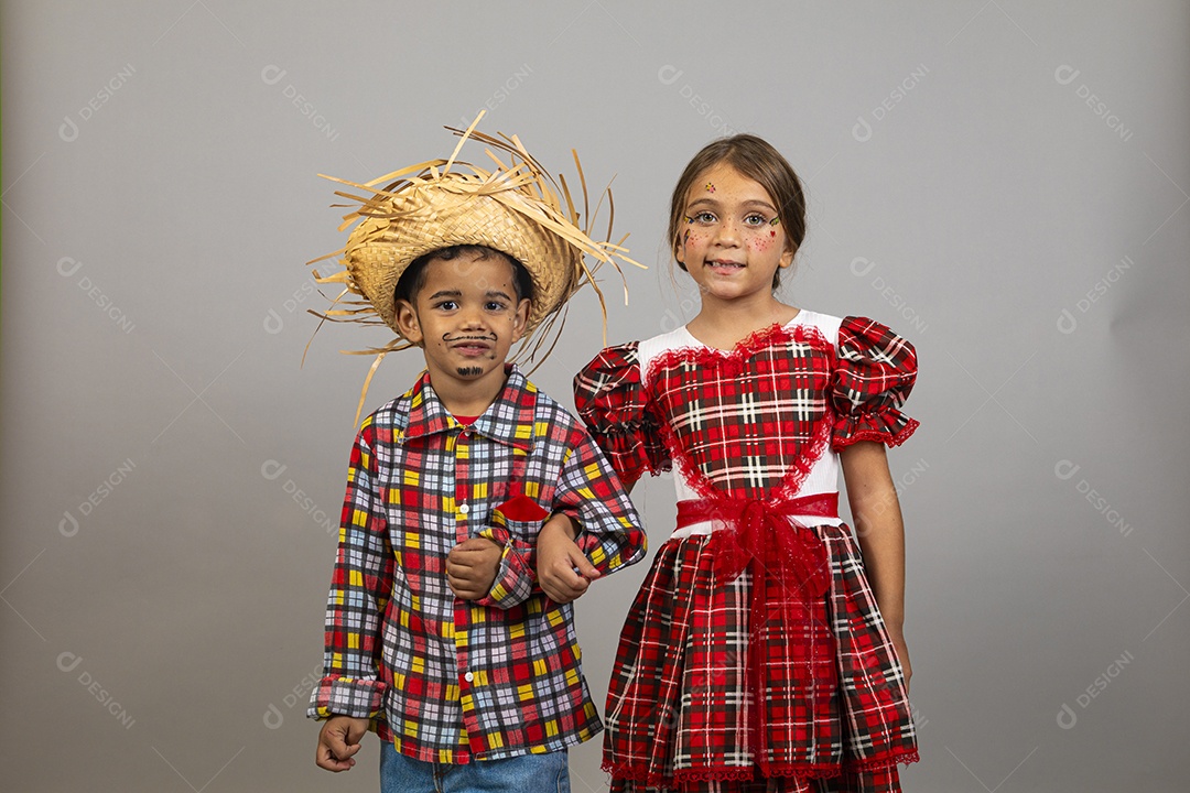 Crianças lindas usando roupas típicas festa junina sobre fundo isolado