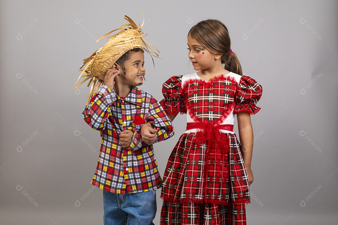 Crianças lindas usando roupas típicas festa junina sobre fundo isolado