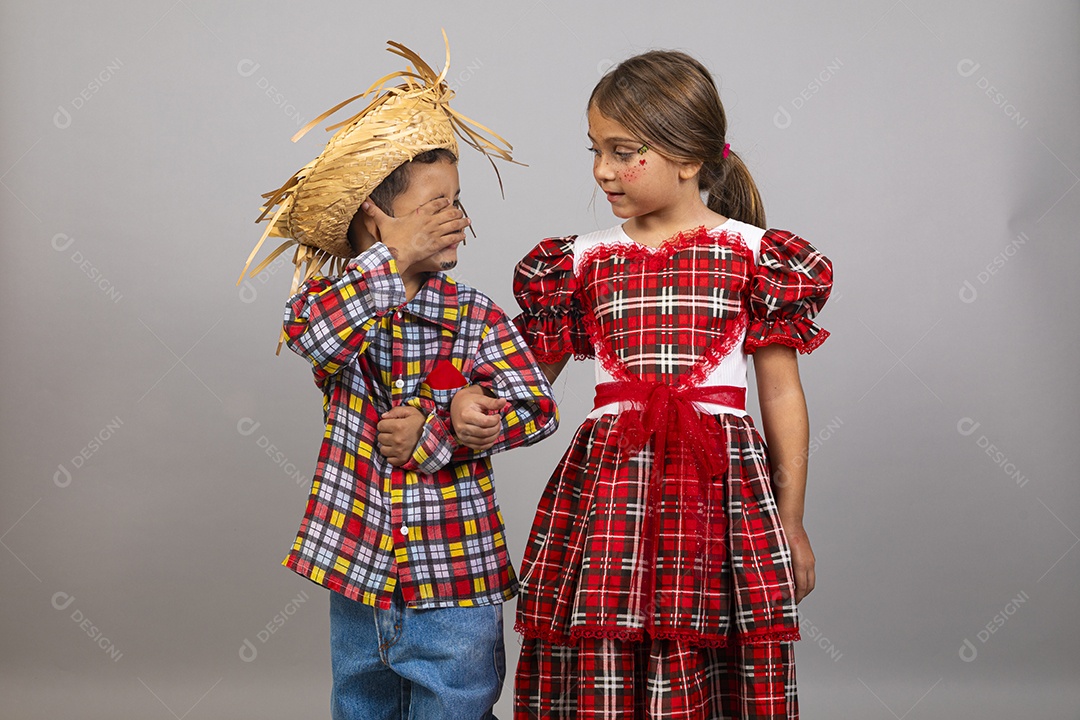 Crianças lindas usando roupas típicas festa junina sobre fundo isolado