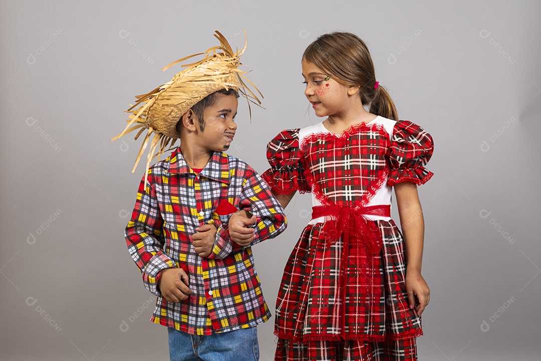 Crianças lindas usando roupas típicas festa junina sobre fundo isolado