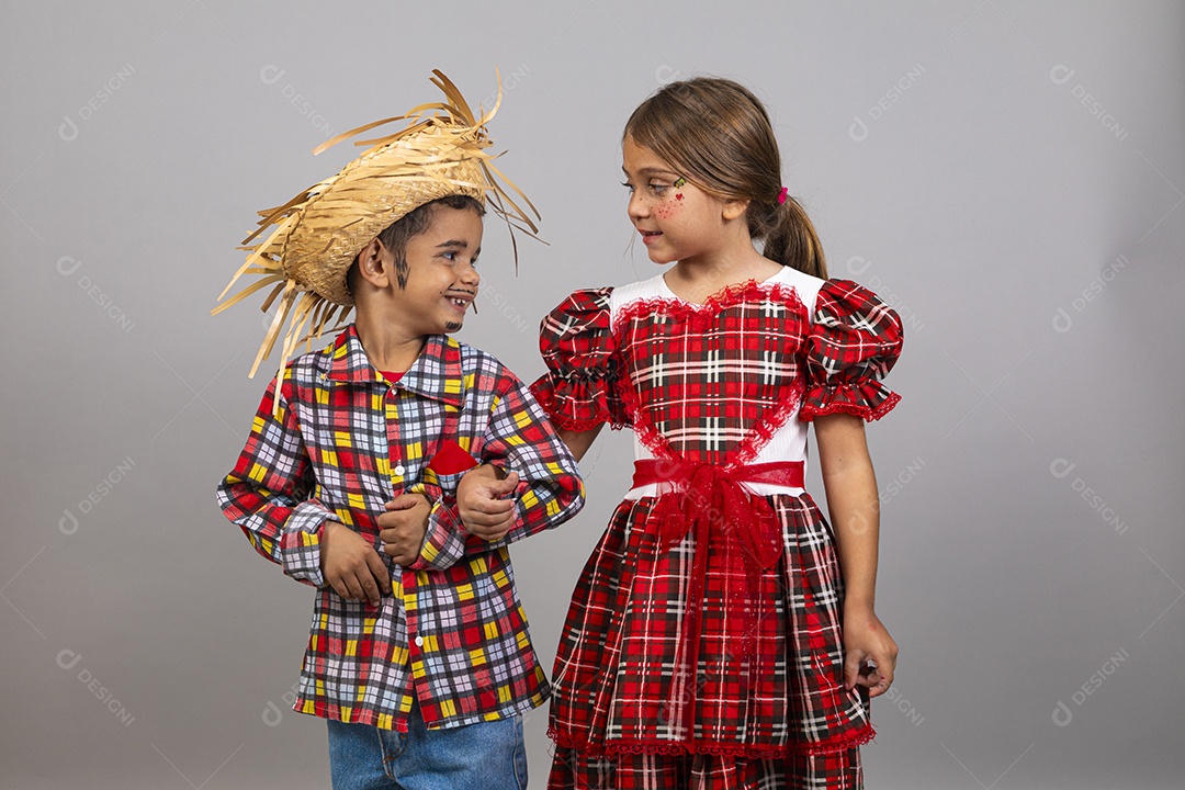 Crianças lindas usando roupas típicas festa junina sobre fundo isolado