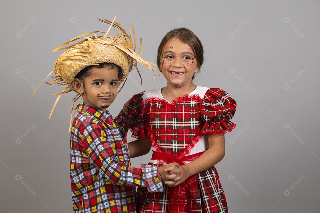Crianças lindas usando roupas típicas festa junina sobre fundo isolado