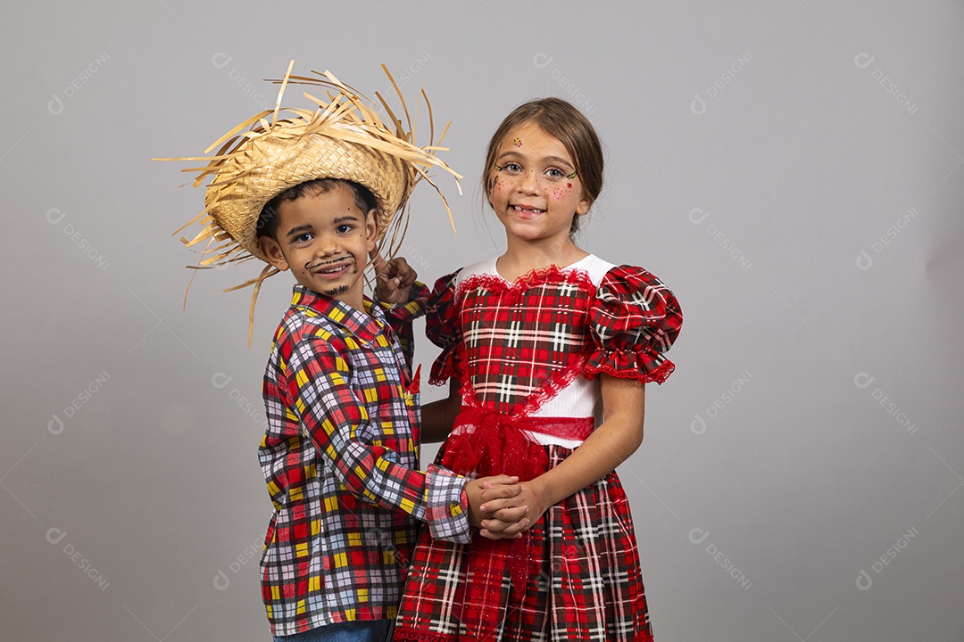 Crianças lindas usando roupas típicas festa junina sobre fundo isolado