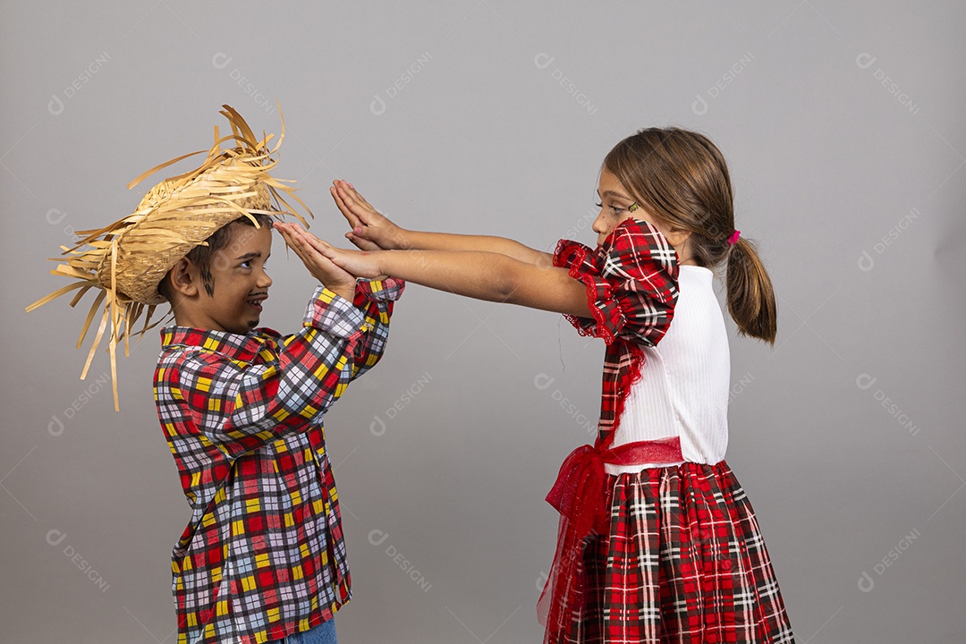 Crianças lindas usando roupas típicas festa junina sobre fundo isolado