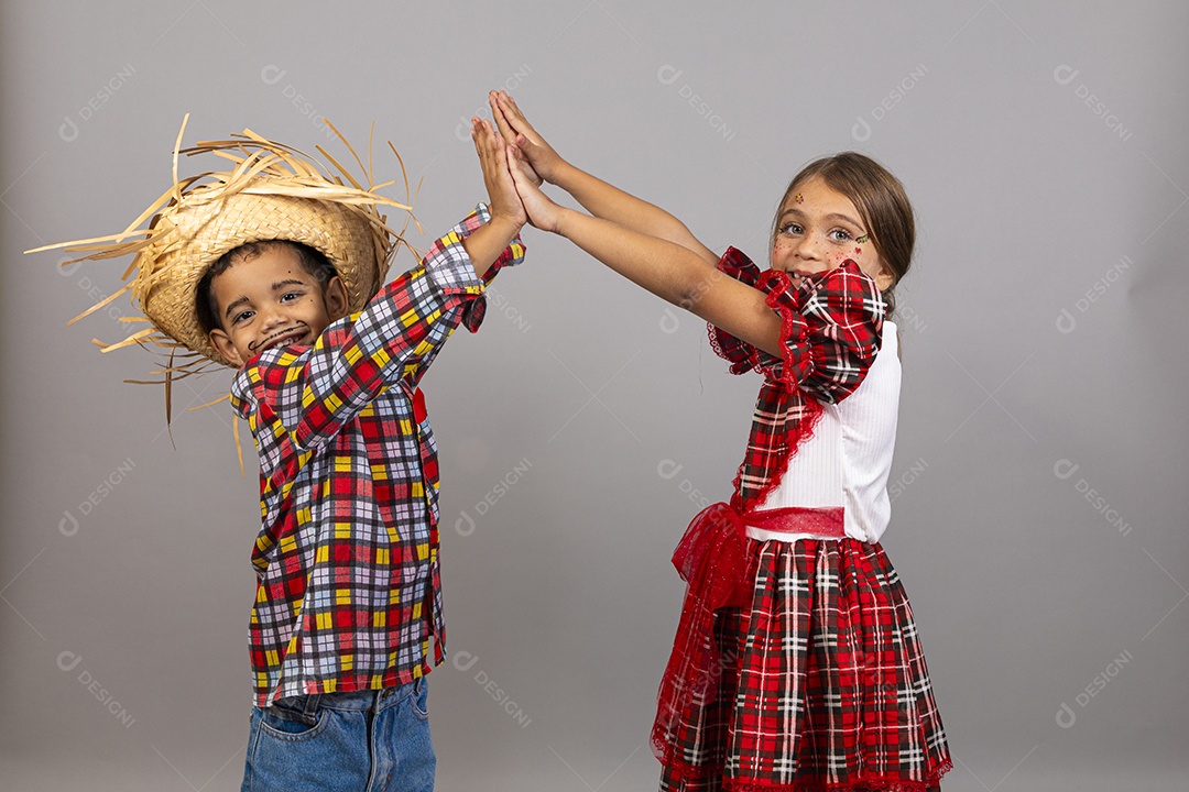 Crianças lindas usando roupas típicas festa junina sobre fundo isolado