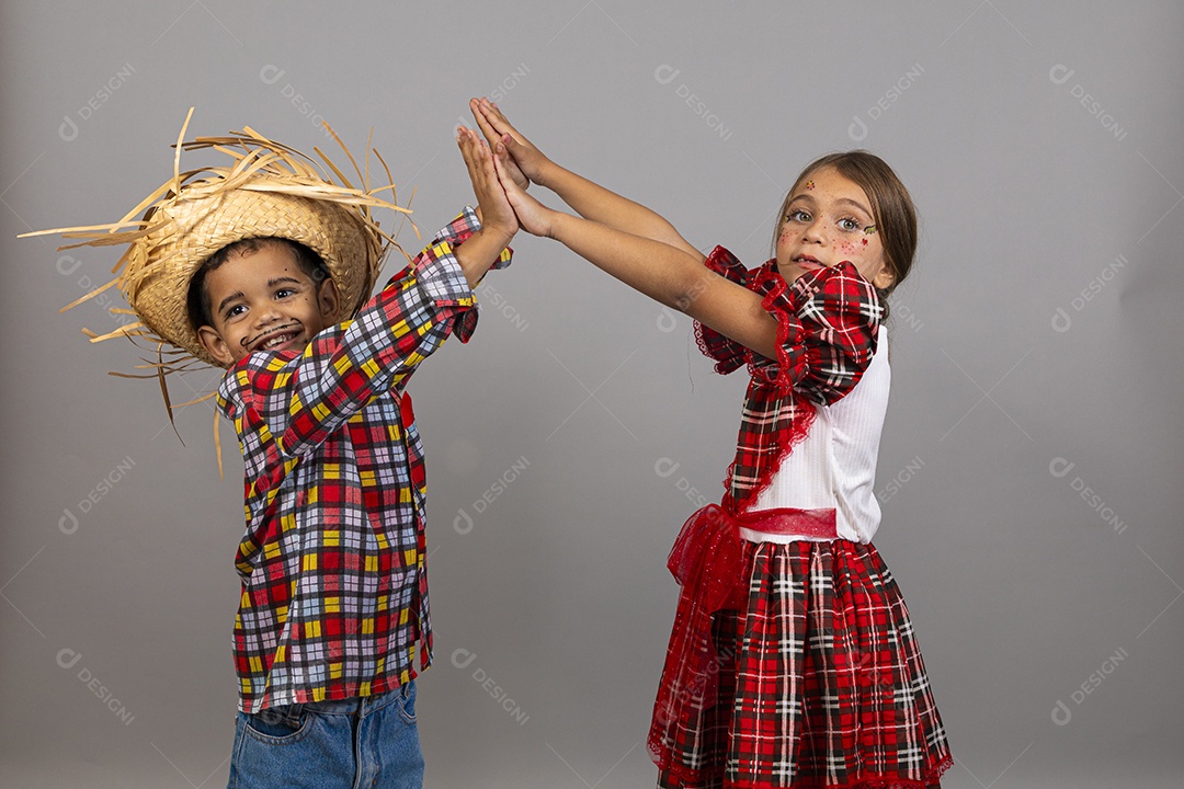 Crianças lindas usando roupas típicas festa junina sobre fundo isolado