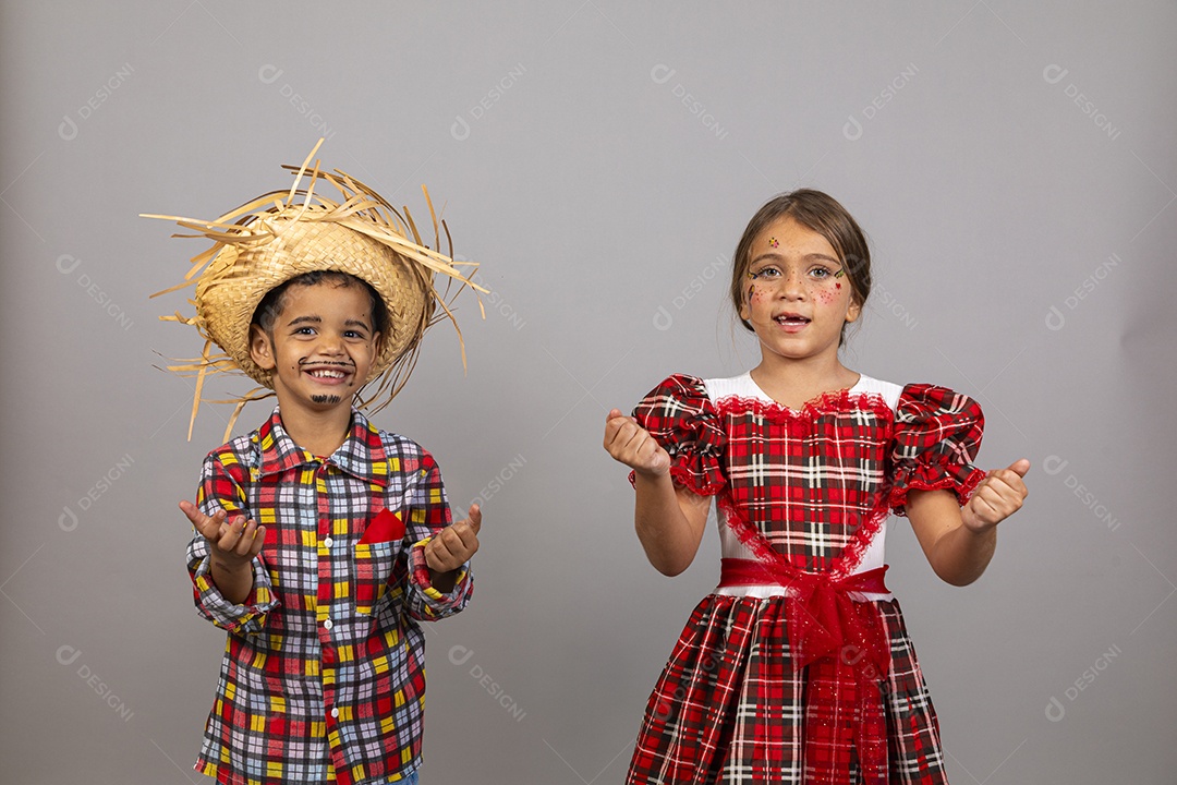Crianças lindas usando roupas típicas festa junina sobre fundo isolado