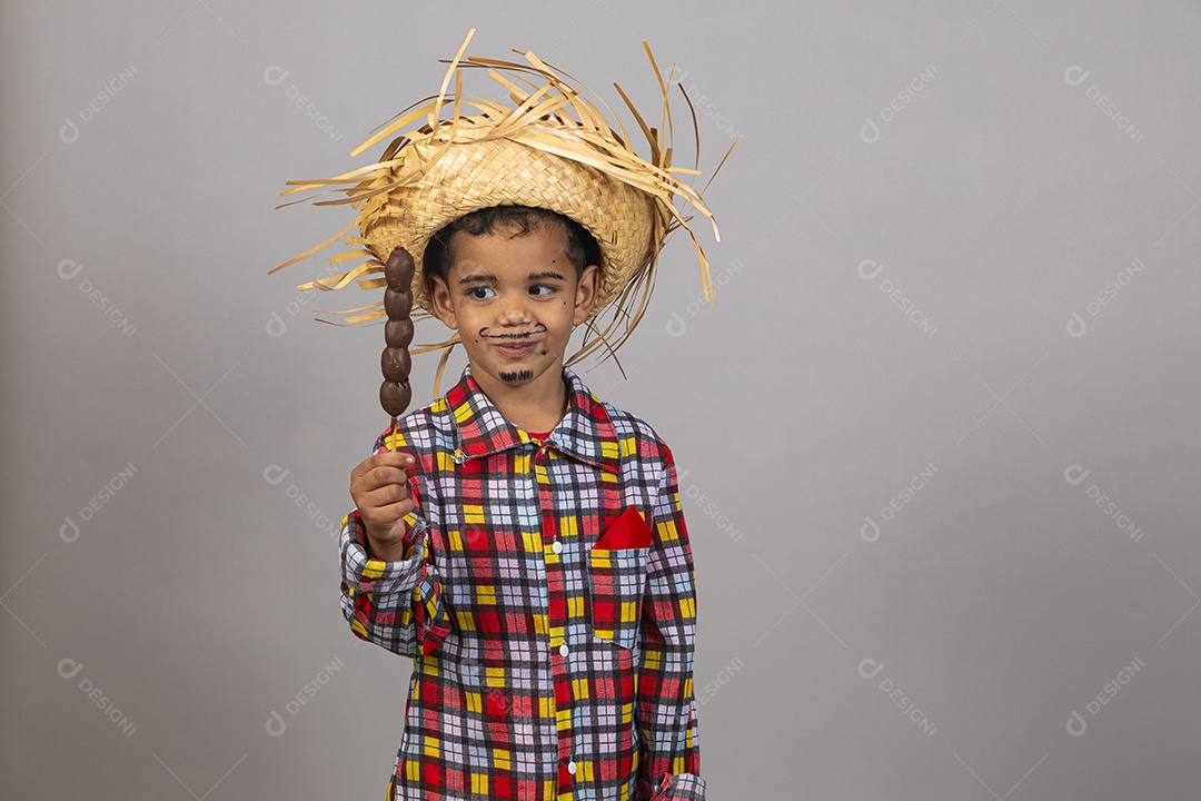 Garotinho usando roupas típicas festa junina sobre fundo isolado