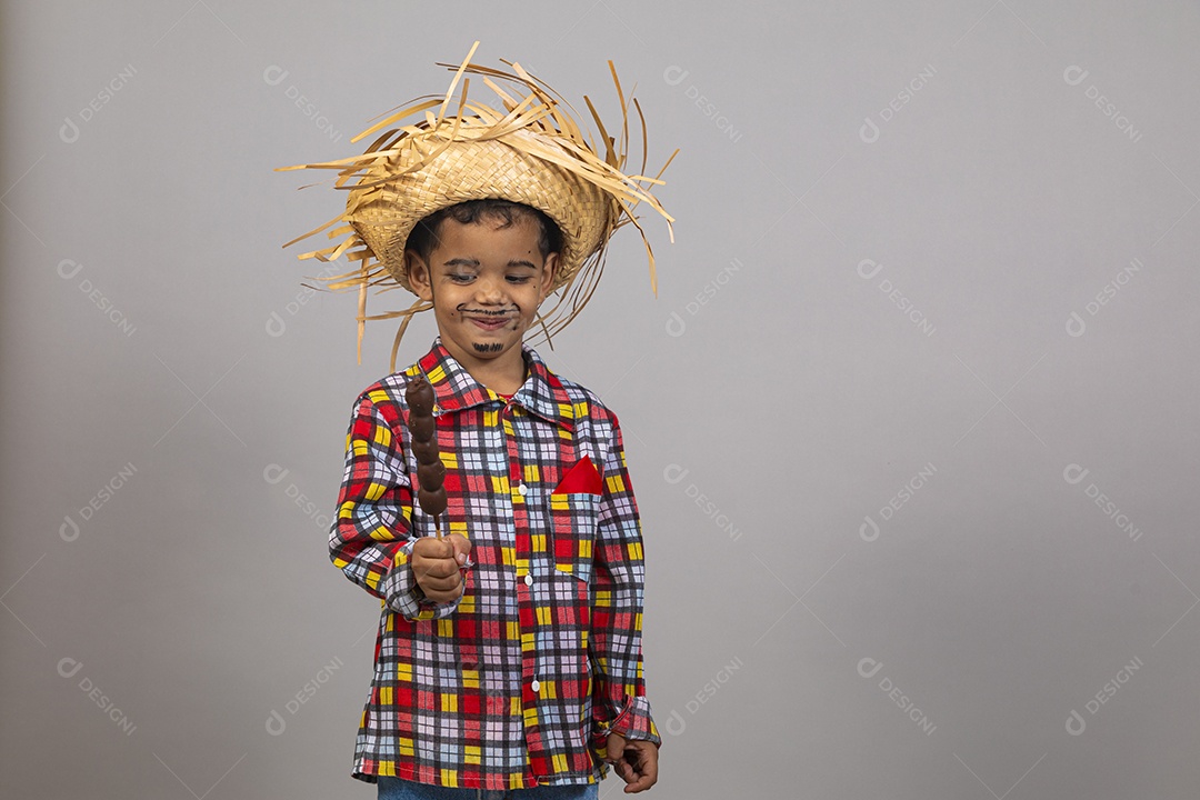 Garotinho usando roupas típicas festa junina sobre fundo isolado