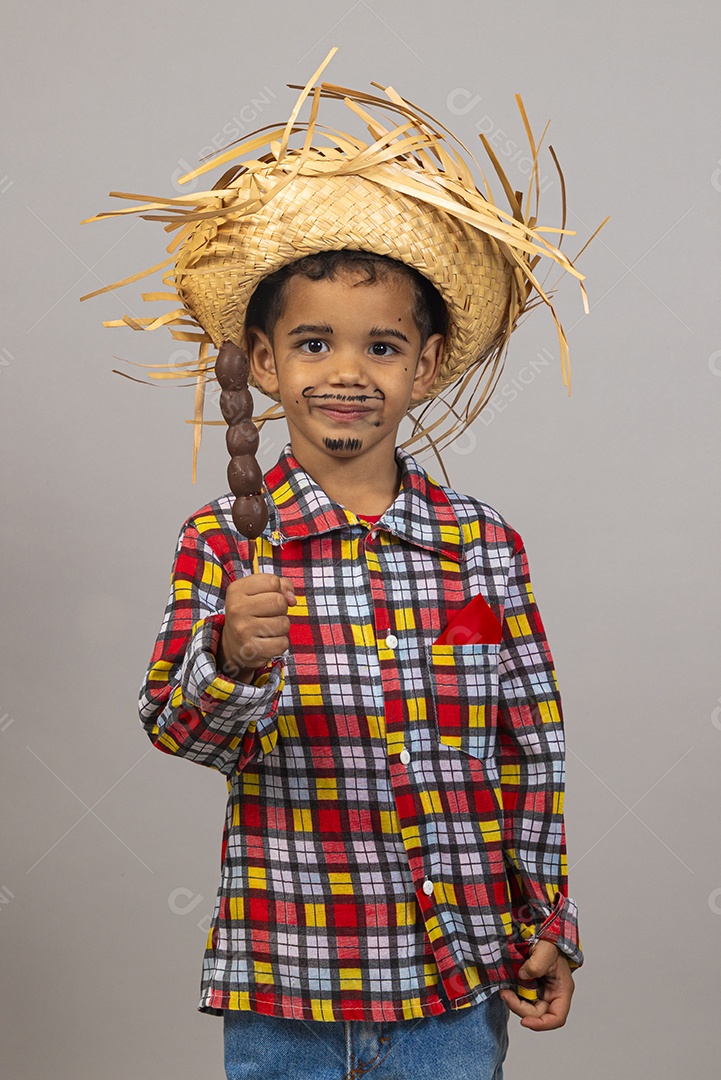 Garotinho usando roupas típicas festa junina sobre fundo isolado