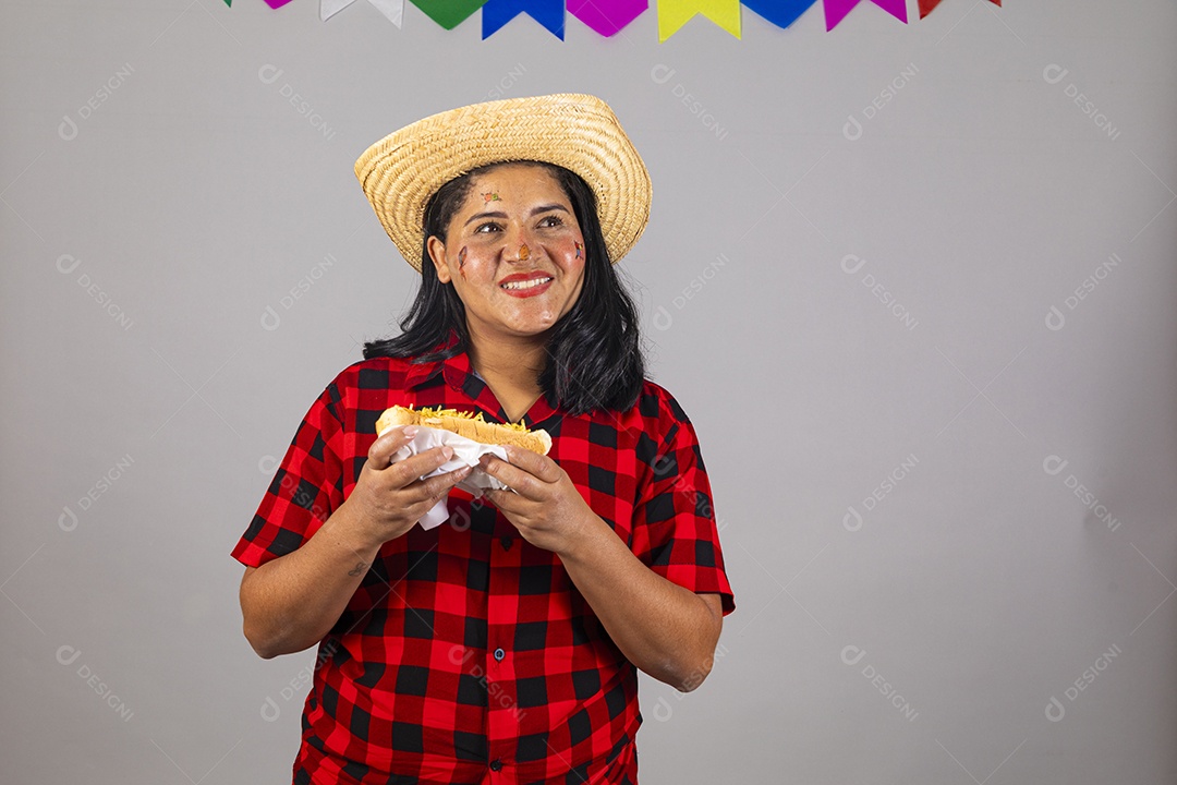 Mulher jovem usando trajes típicos de festa junina